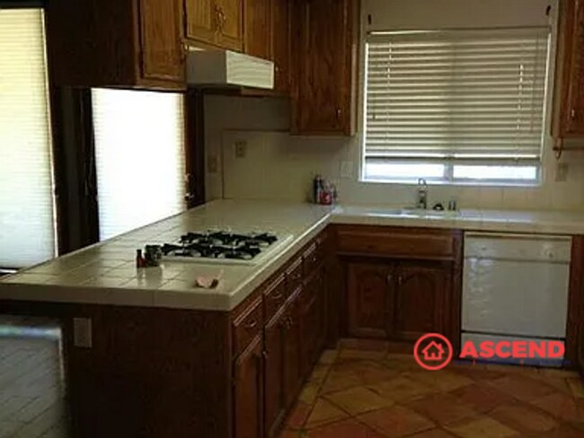 10714 Ottawa Ct in Bakersfield, CA - Foto de edificio - Building Photo