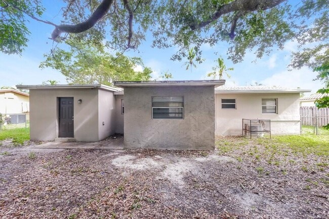 6210 NW 13th St in Sunrise, FL - Foto de edificio - Building Photo