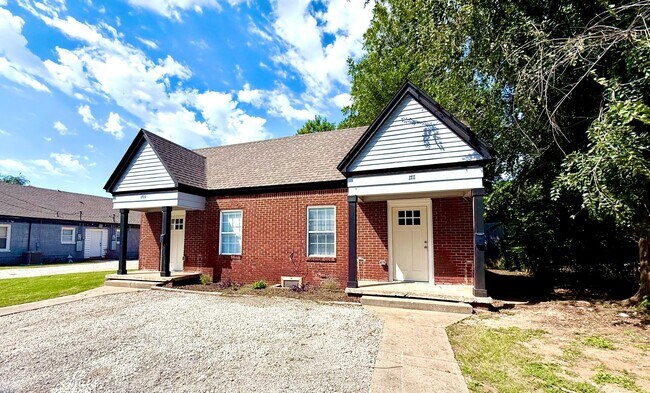 property at 1711 N Linn Ave