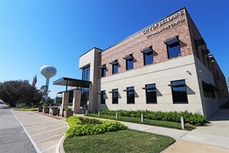 5111 Maple St in Bellaire, TX - Building Photo - Building Photo