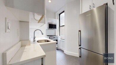 166 W 72nd St in New York, NY - Building Photo - Building Photo