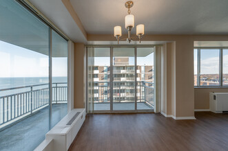 12000 Edgewater in Lakewood, OH - Foto de edificio - Interior Photo