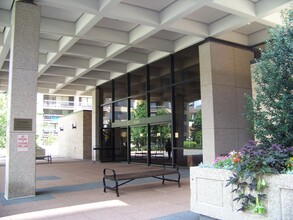 3701 S George Mason Dr, Unit Skyline Plaza Unit 310-N in Falls Church, VA - Foto de edificio - Building Photo