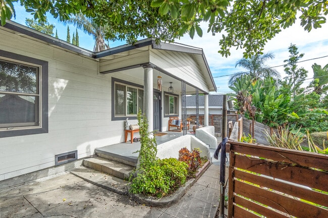 529 Isabel St in Los Angeles, CA - Building Photo - Building Photo