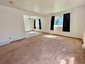 4527 12th Ave, Unit 4 in Moline, IL - Building Photo - Building Photo