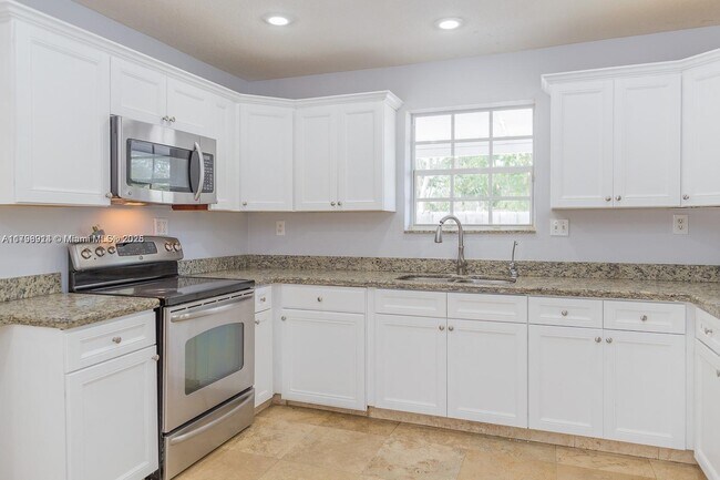 5520 Hayes St in Hollywood, FL - Building Photo - Building Photo