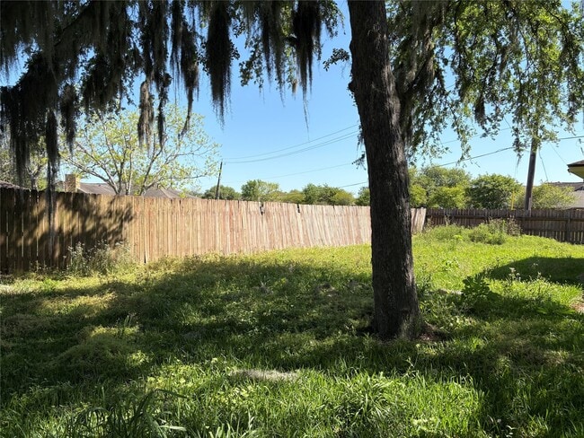 505 Huckleberry Dr in Lake Jackson, TX - Building Photo - Building Photo