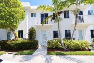 2621 NE 212th Terrace in Miami, FL - Foto de edificio - Building Photo