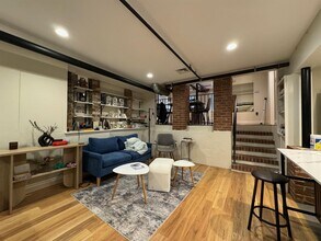 1110 Massachusetts Ave, Unit 1 in Cambridge, MA - Foto de edificio - Building Photo
