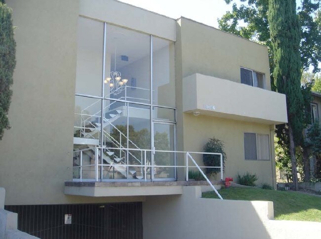 The Camarillo Avenue Apartments in North Hollywood, CA - Foto de edificio - Building Photo