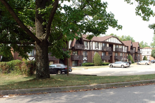 Lakewood Flats and Townhomes in Evansville, IN - Foto de edificio - Building Photo