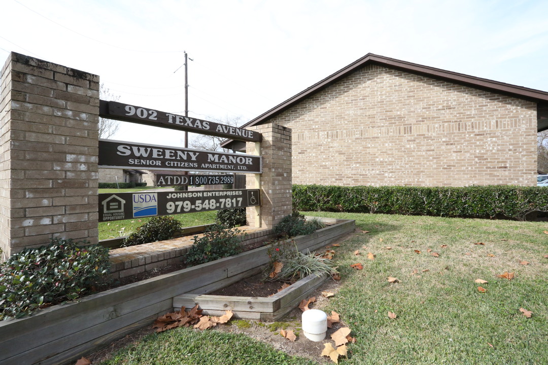 Sweeny Manor Apartments in Sweeny, TX - Building Photo