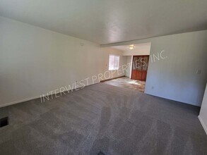 619 NE 117th Ave in Portland, OR - Building Photo - Building Photo
