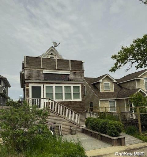 183 Wilmot Rd in Ocean Beach, NY - Building Photo