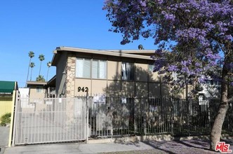 942 Menlo Ave in Los Angeles, CA - Building Photo - Primary Photo