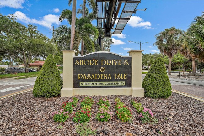 1819 Shore Dr S in South Pasadena, FL - Foto de edificio - Building Photo