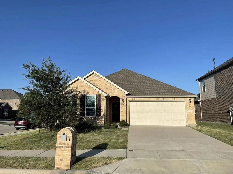 413 Bow Dr in Little Elm, TX - Building Photo
