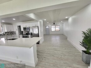 220 NE 25th Ct in Pompano Beach, FL - Foto de edificio - Building Photo