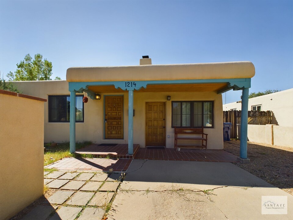 1214 Lujan St in Santa Fe, NM - Foto de edificio