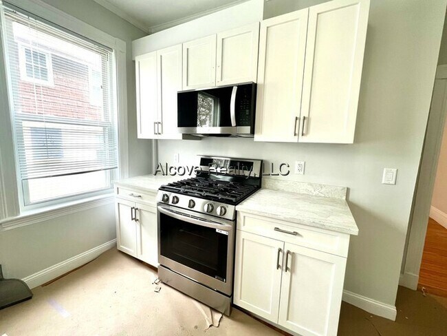 13 Farragut Ave in Somerville, MA - Building Photo - Building Photo