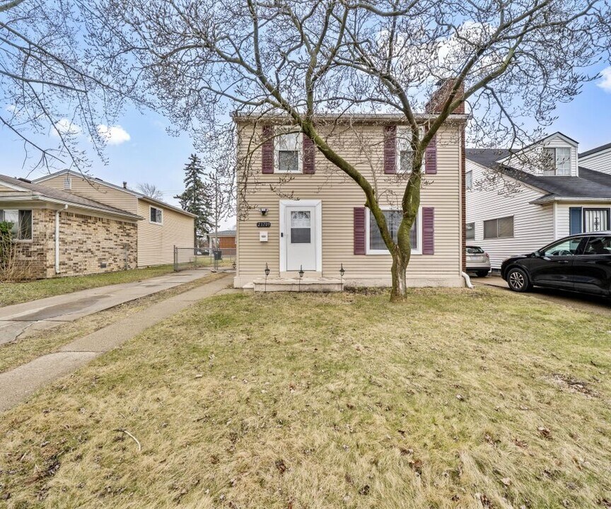 23709 W Chicago in Redford, MI - Building Photo