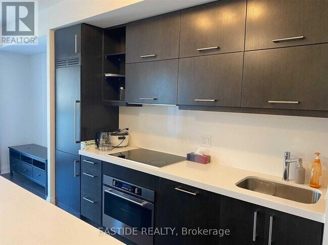 1080-1080 Bay St.