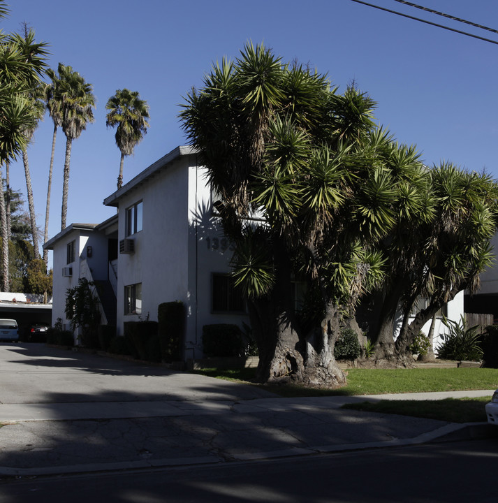 13937 Bessemer St in Van Nuys, CA - Building Photo