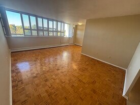 1061 Queen's Blvd in Kitchener, ON - Building Photo