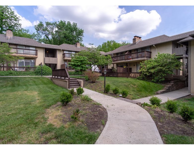 Grant Court in Overland Park, KS - Building Photo