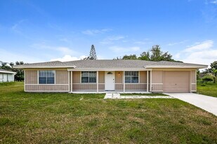 325 SW Eastport Cir in Port St. Lucie, FL - Building Photo