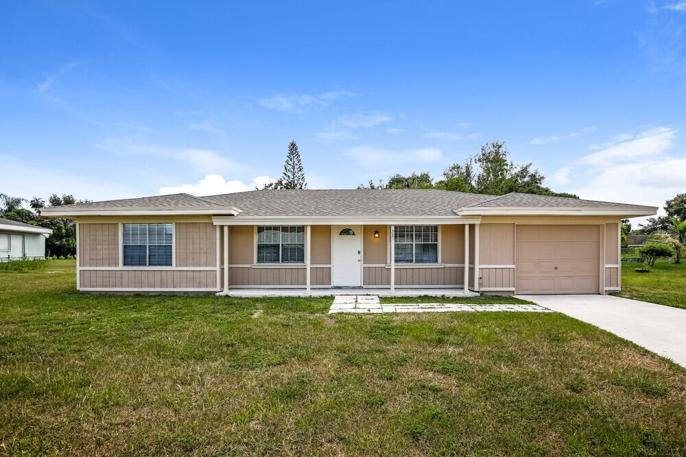 325 SW Eastport Cir in Port St. Lucie, FL - Foto de edificio