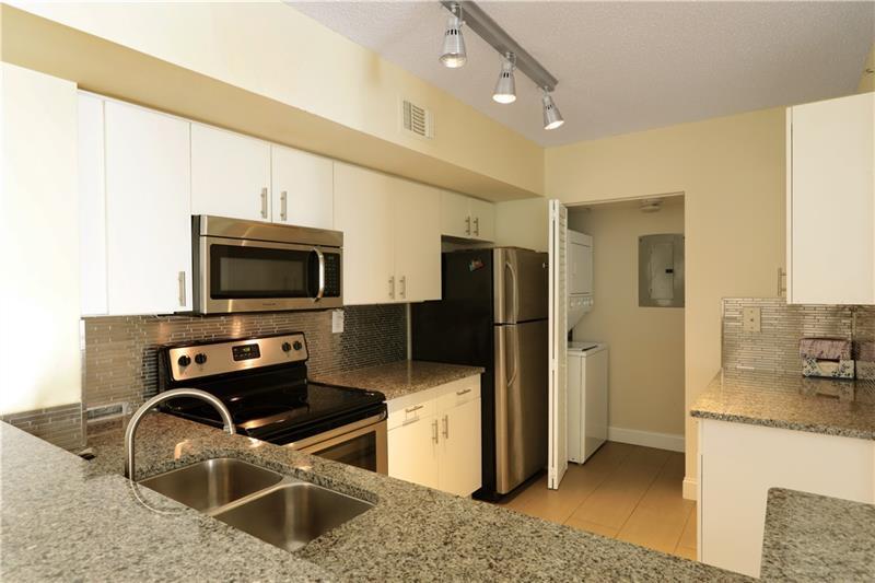 2640 S University Dr in Davie, FL - Building Photo