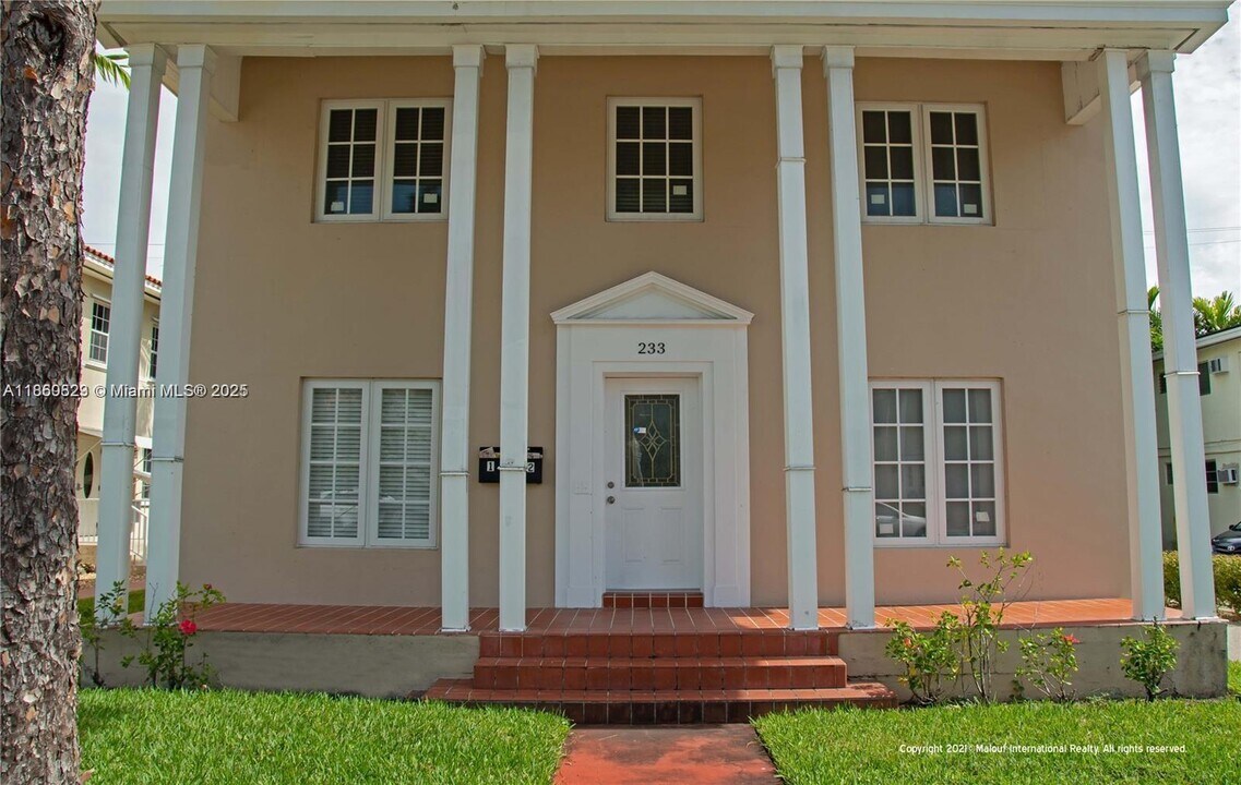 233 Madeira Ave in Coral Gables, FL - Foto de edificio