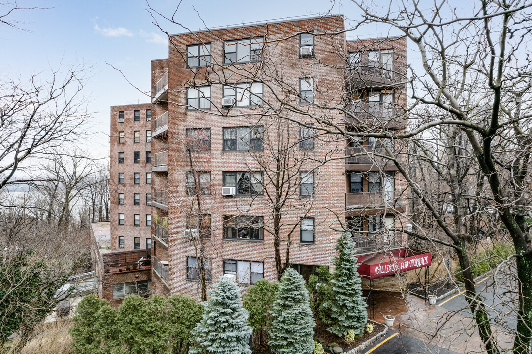 Southbridge Park in Fort Lee, NJ - Foto de edificio