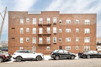 13301 Booth Memorial Ave in Flushing, NY - Building Photo - Building Photo