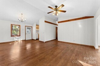 550 Kinross Dr in Flat Rock, NC - Foto de edificio - Building Photo