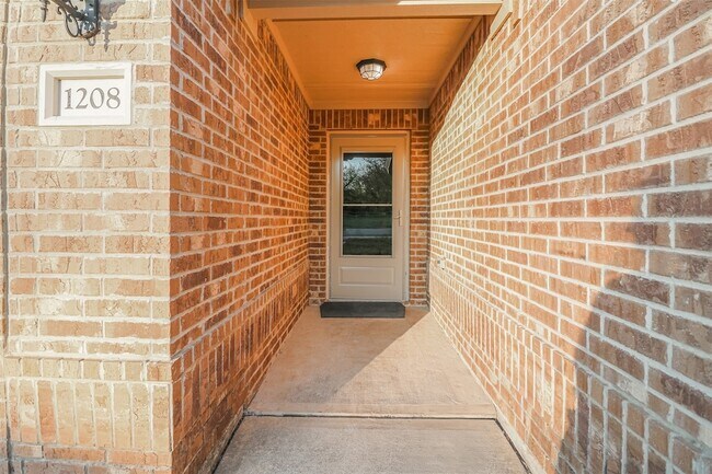 1208 Bluffview Dr in Hutchins, TX - Foto de edificio - Building Photo