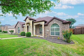 1017 Regal Bluff Ln in Desoto, TX - Building Photo - Building Photo