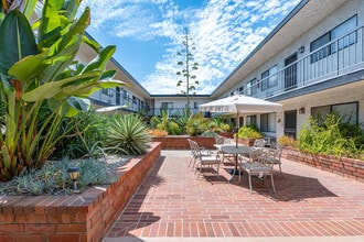 Villa D'Roga in Glendale, CA - Foto de edificio - Building Photo