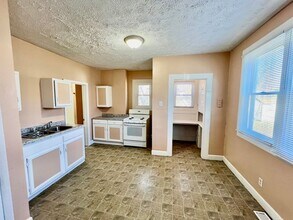 719 W Jefferson St in Bloomington, IL - Building Photo - Building Photo