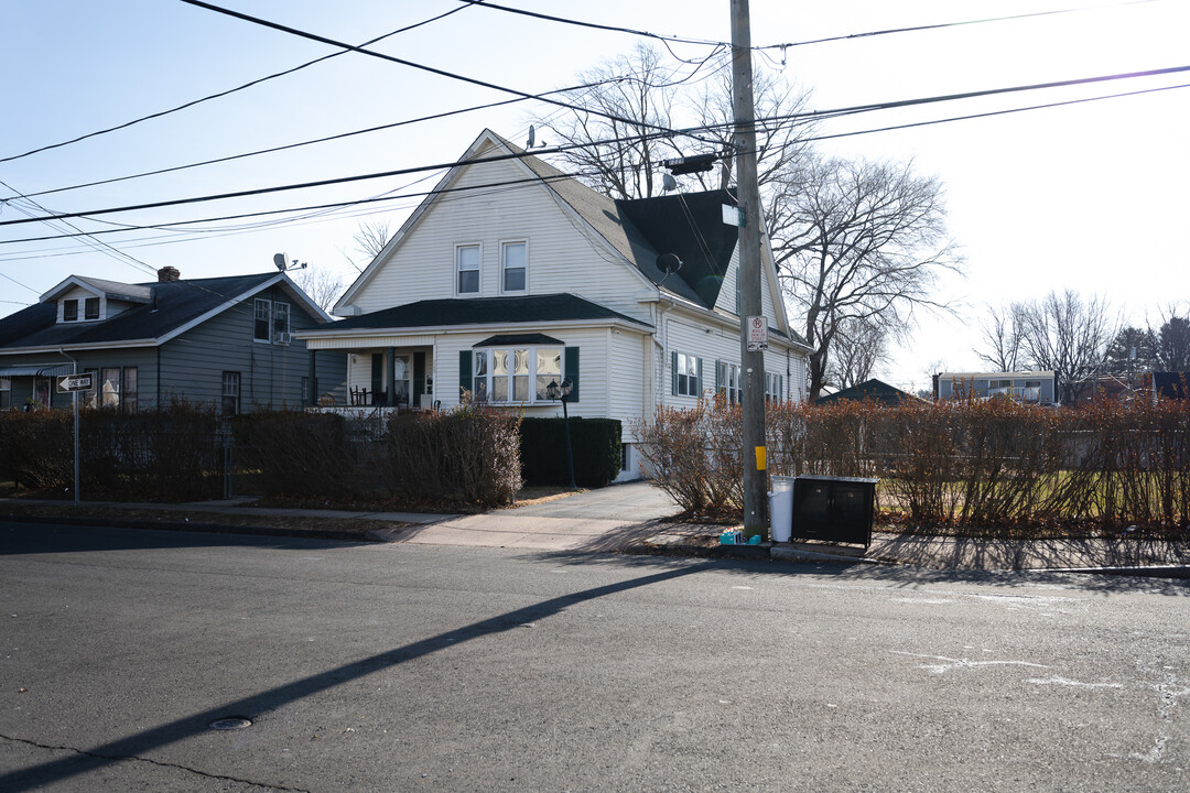 229 Linnmoore St in Hartford, CT - Foto de edificio