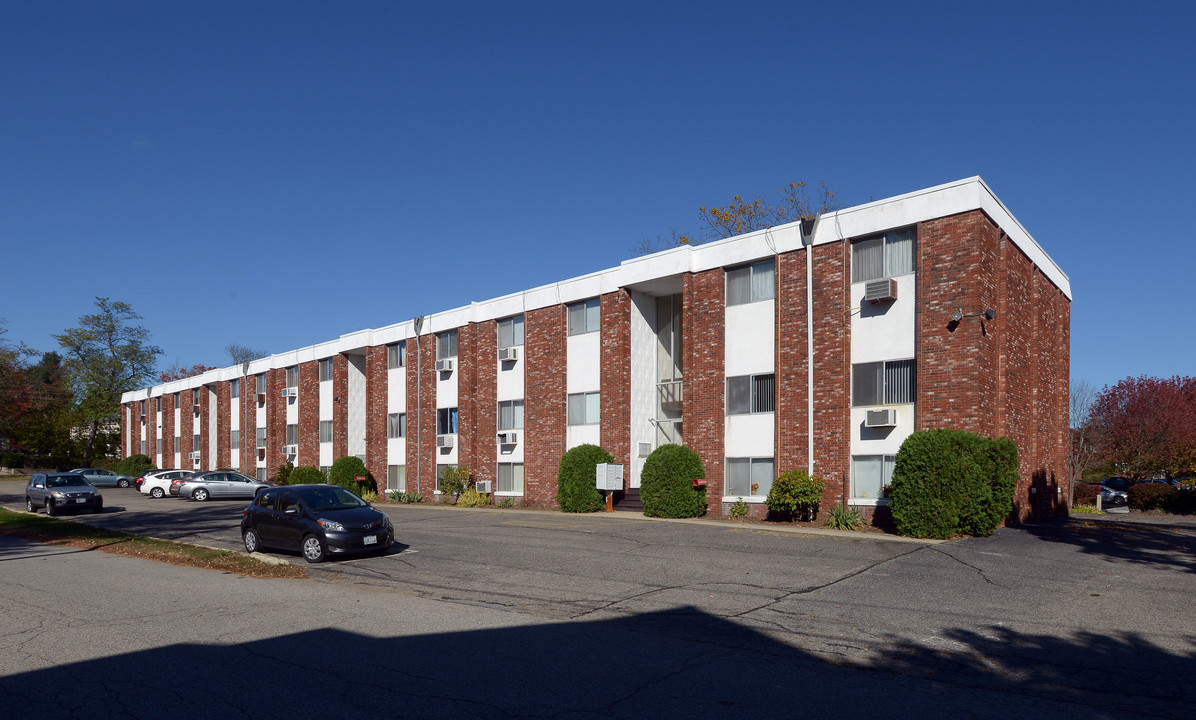 Brookfield Manor Apartments in Riverside, RI - Building Photo