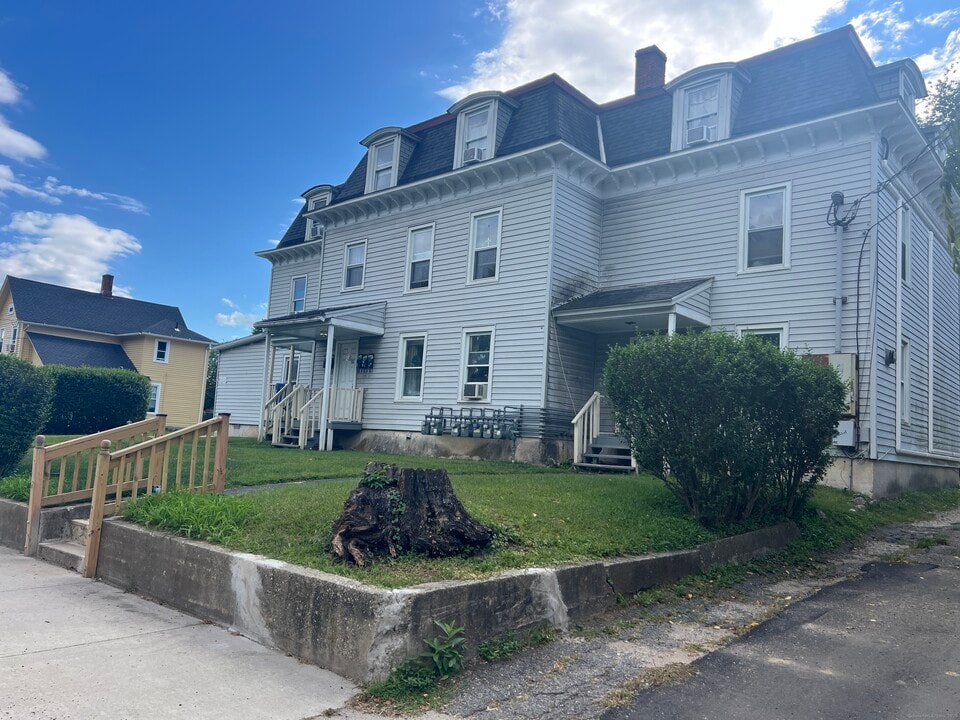 156 Oak Ave in Torrington, CT - Building Photo