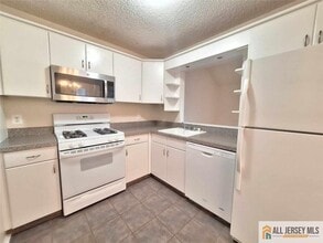 511 Sunshine Ct in Sayreville, NJ - Building Photo - Building Photo