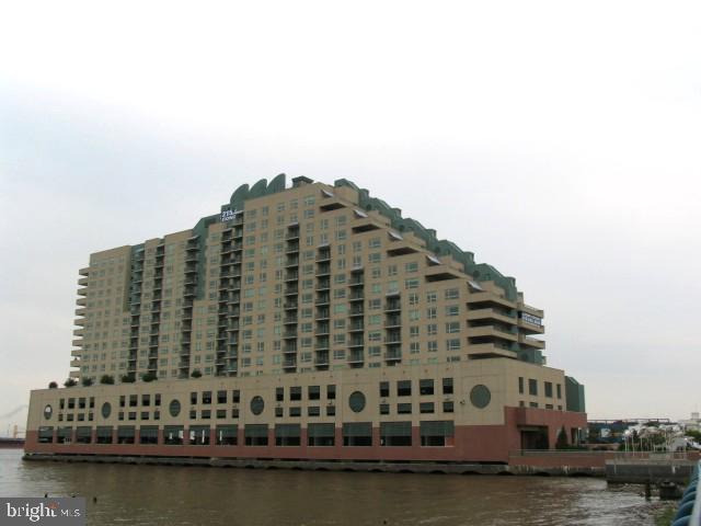 1215 S Christopher Columbus Blvd in Philadelphia, PA - Building Photo