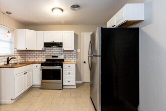 827 W Monterey St in Denison, TX - Building Photo - Interior Photo