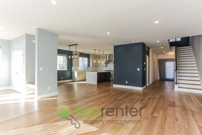 3017 Belvidere Ave SW in Seattle, WA - Building Photo - Building Photo