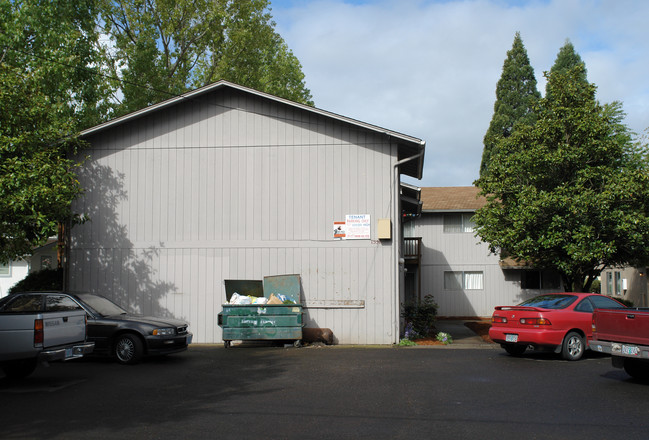 1551 High St in Eugene, OR - Building Photo - Building Photo