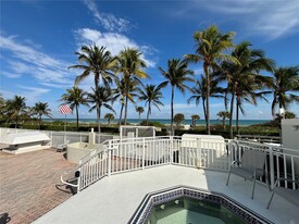 5005 Collins Ave, Unit 523 in Miami Beach, FL - Building Photo - Building Photo