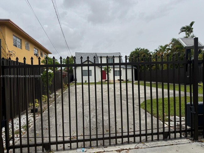 1129 SW 10th St in Miami, FL - Building Photo - Building Photo